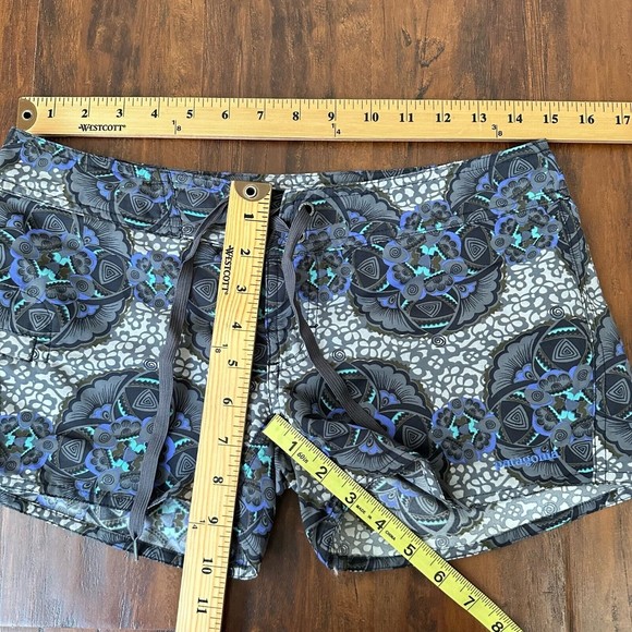PATAGONIA Womens Wavefarer Board Shorts in Gray Floral - Picture 9 of 9